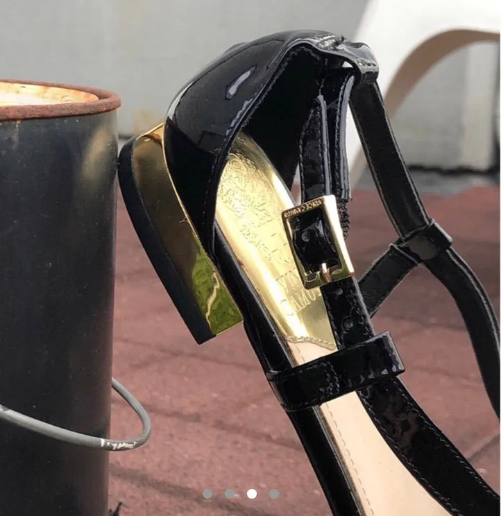 New VINCE CAMUTO Sandals