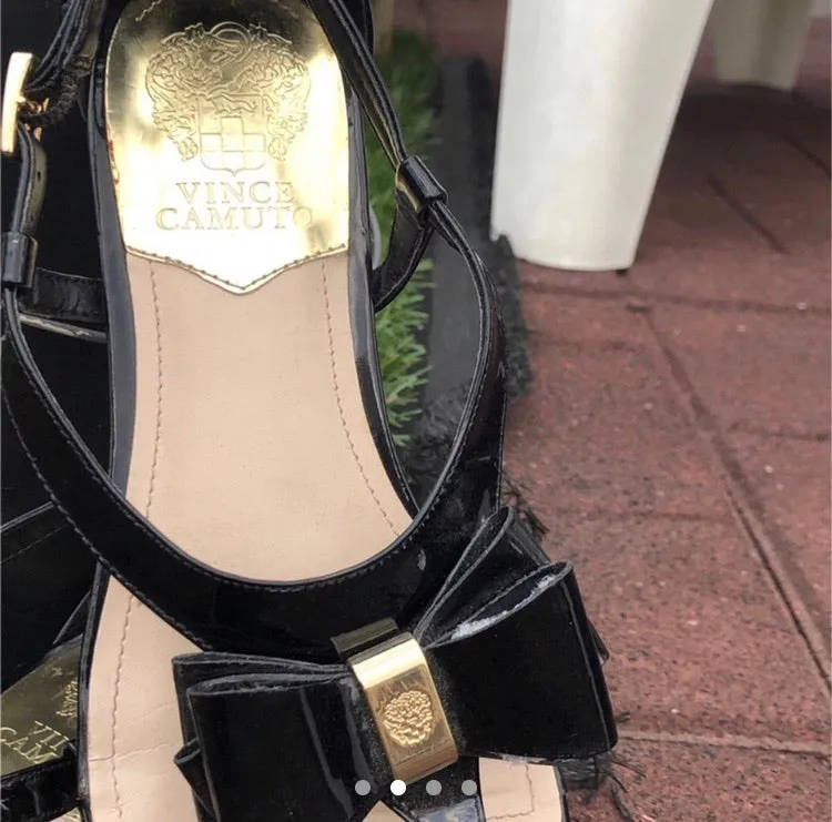 New VINCE CAMUTO Sandals
