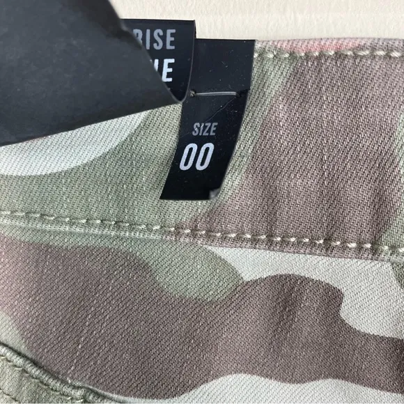 NWT Kut from the Kloth Camouflage High Rise Jane Short