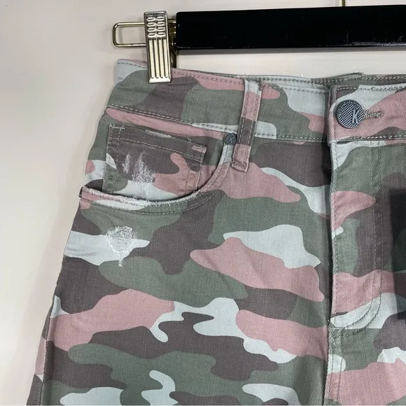 NWT Kut from the Kloth Camouflage High Rise Jane Short
