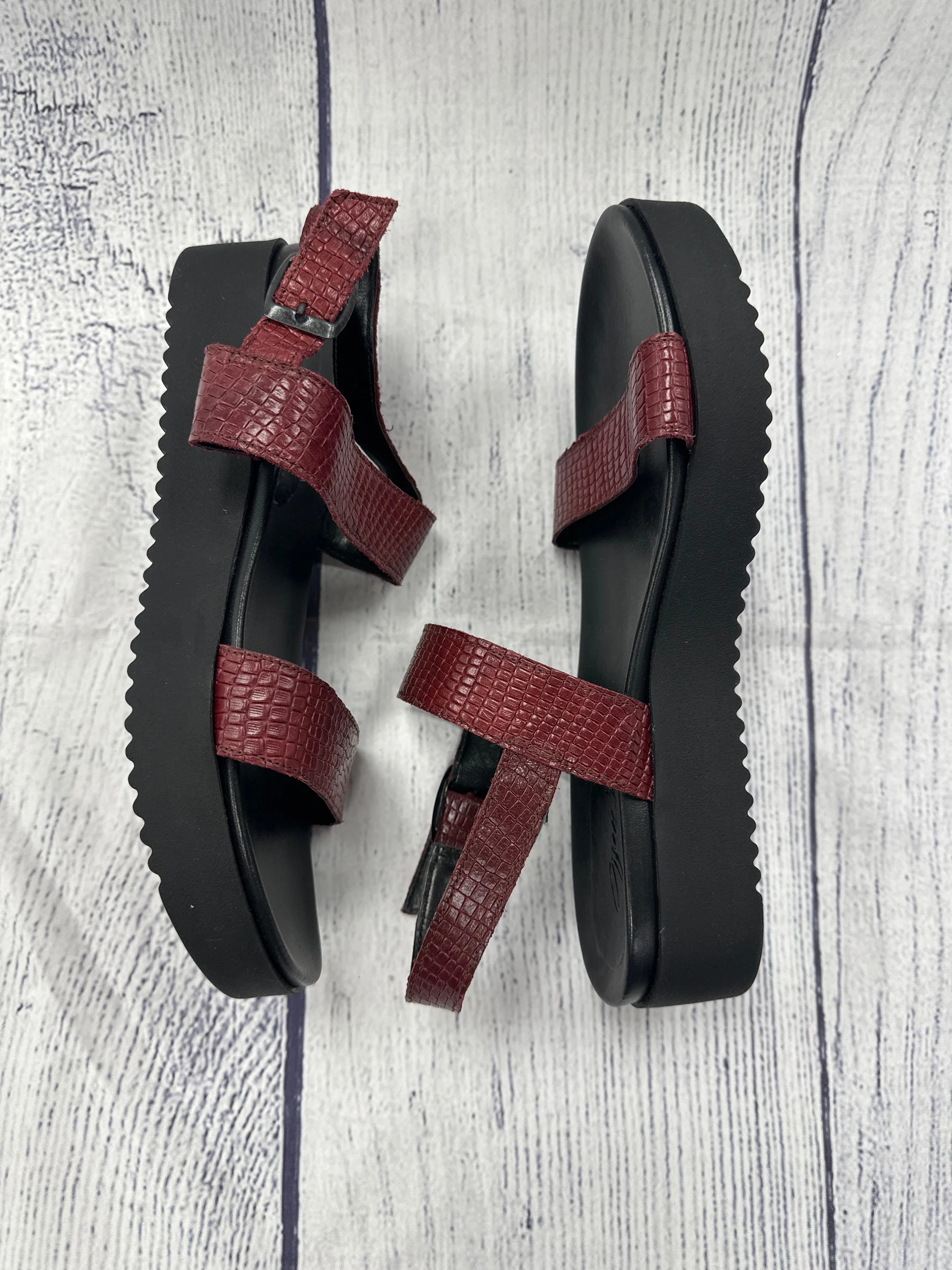 Sandals Flats By Clothes Mentor In Red, Size: 9.5