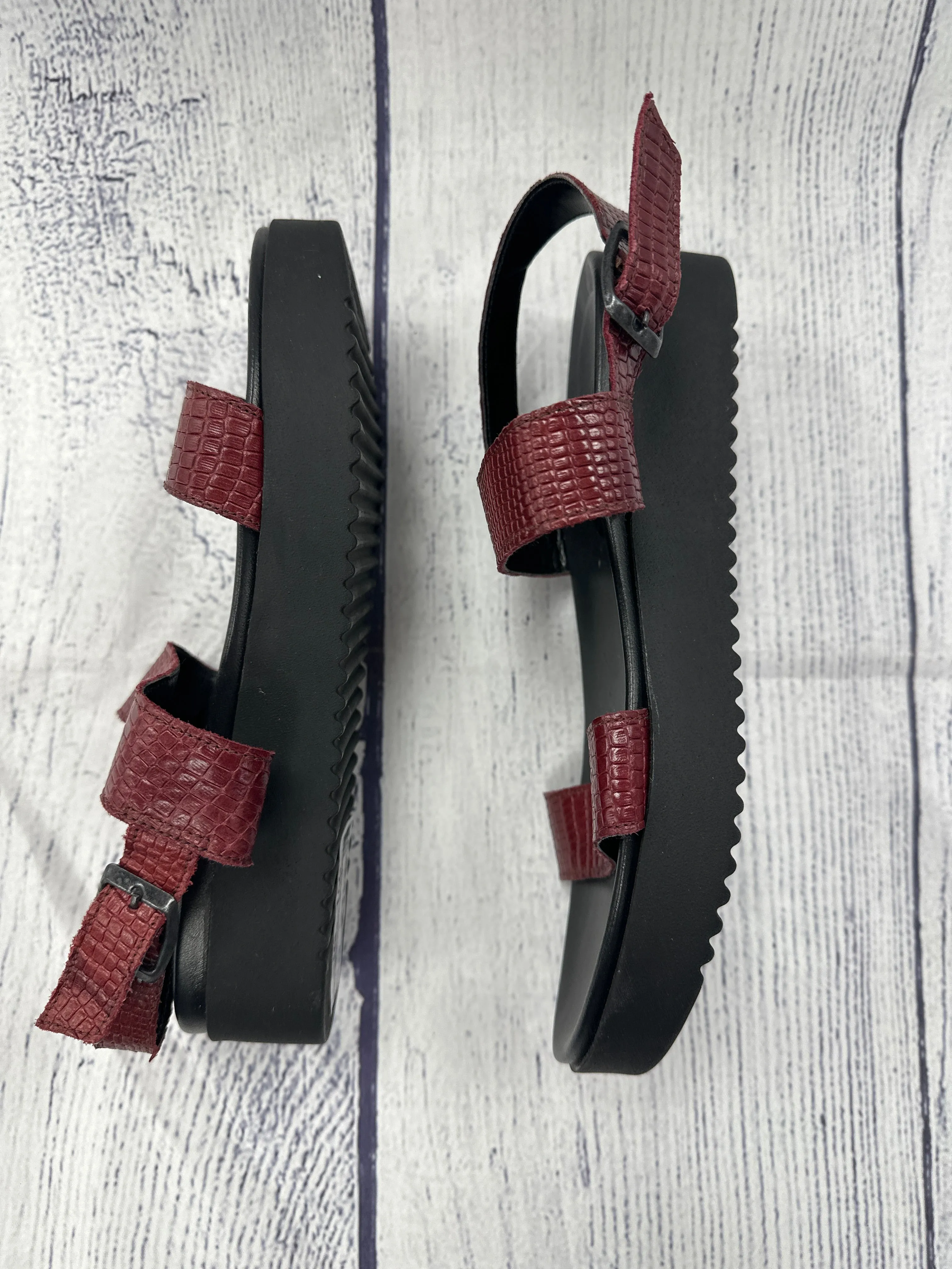 Sandals Flats By Clothes Mentor In Red, Size: 9.5