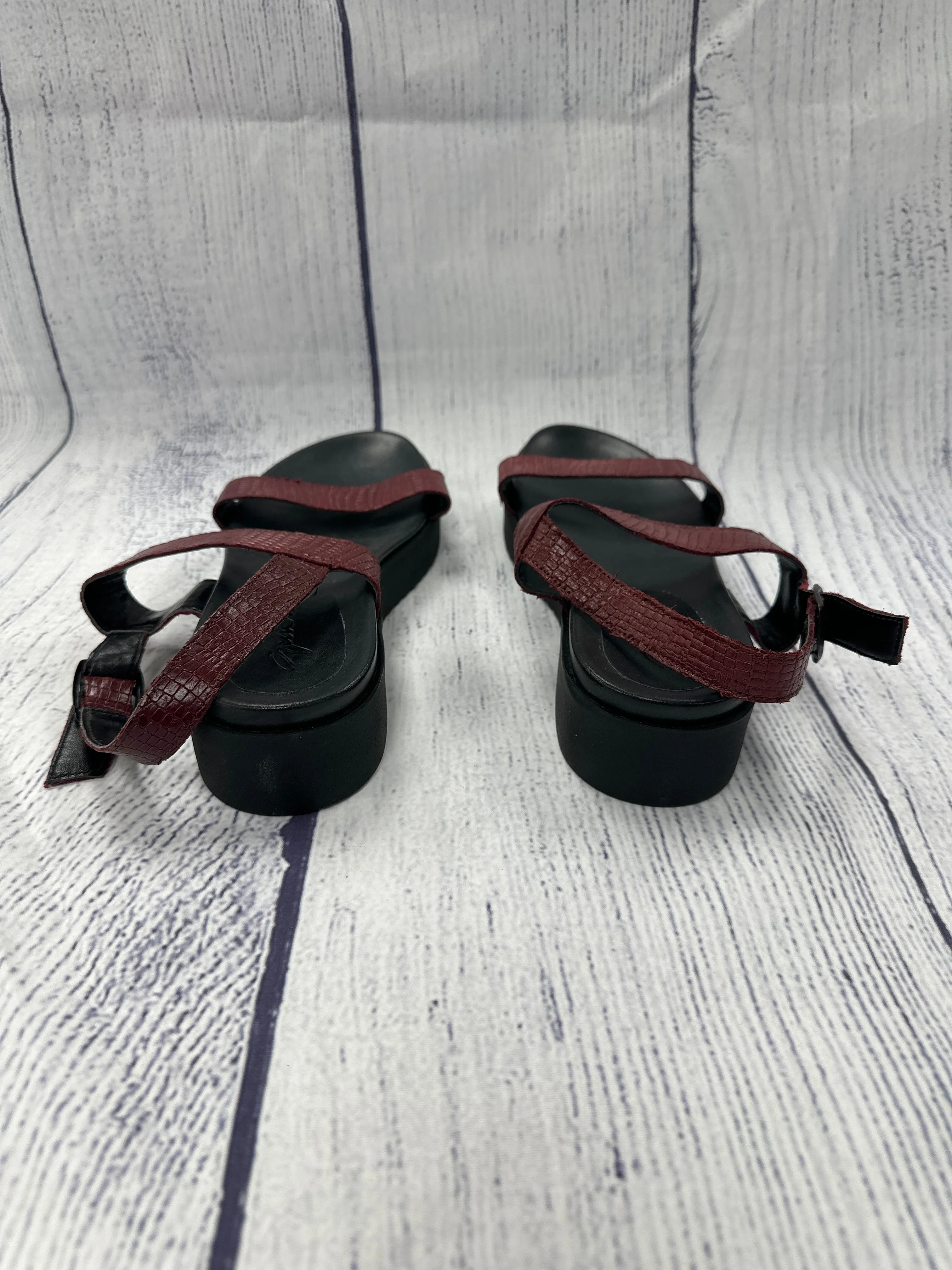 Sandals Flats By Clothes Mentor In Red, Size: 9.5