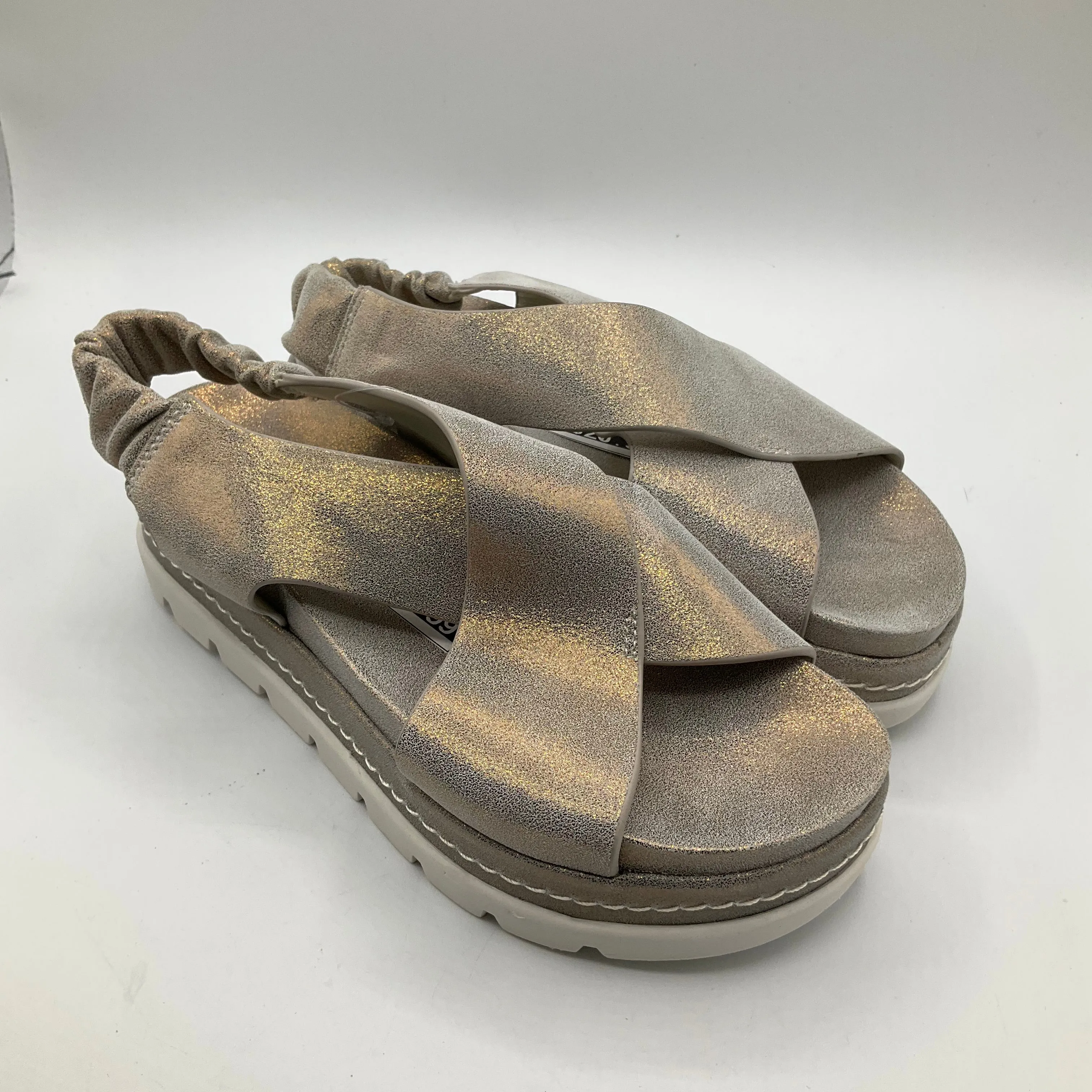 Sandals Flats By Cmb In Gold, Size: 5.5