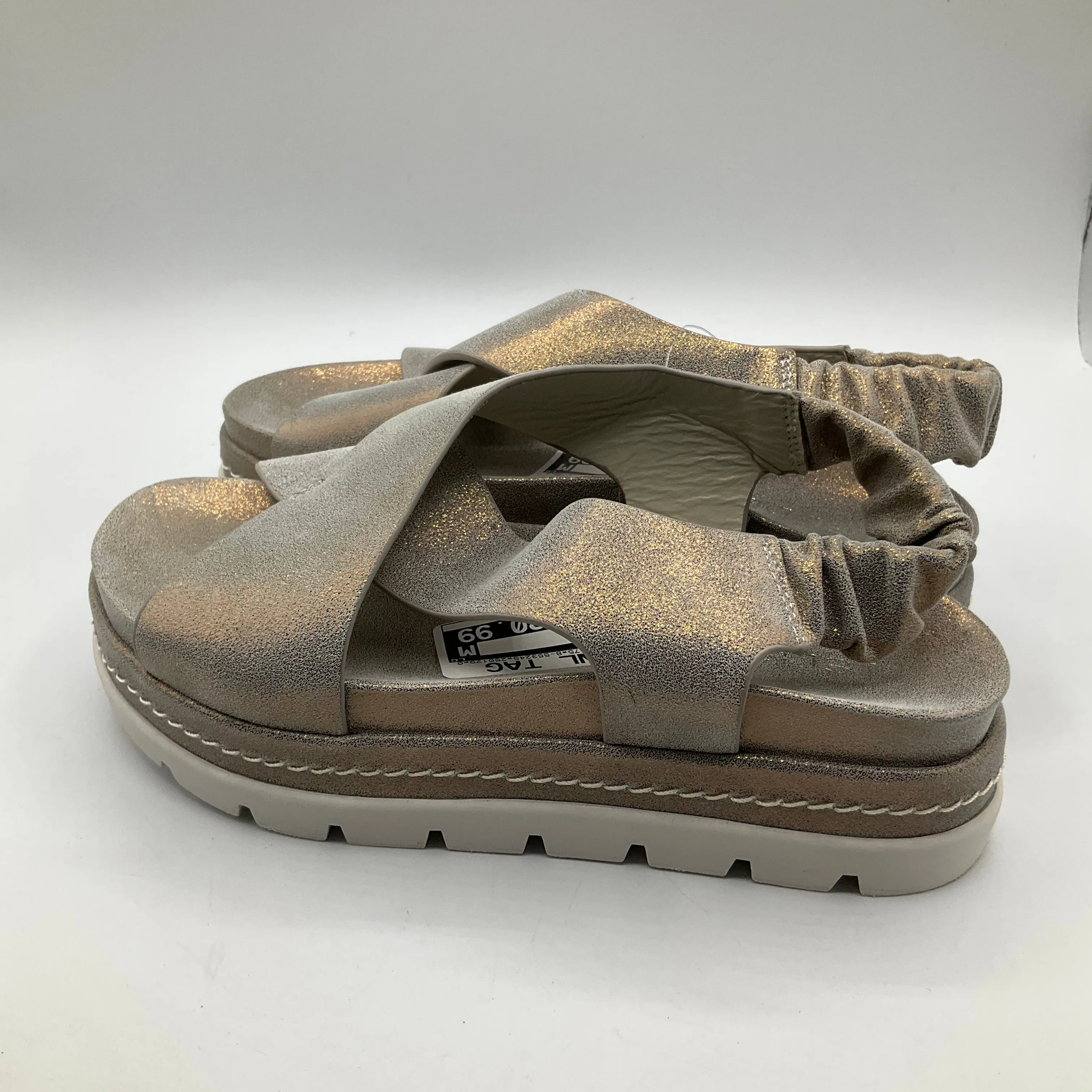 Sandals Flats By Cmb In Gold, Size: 5.5