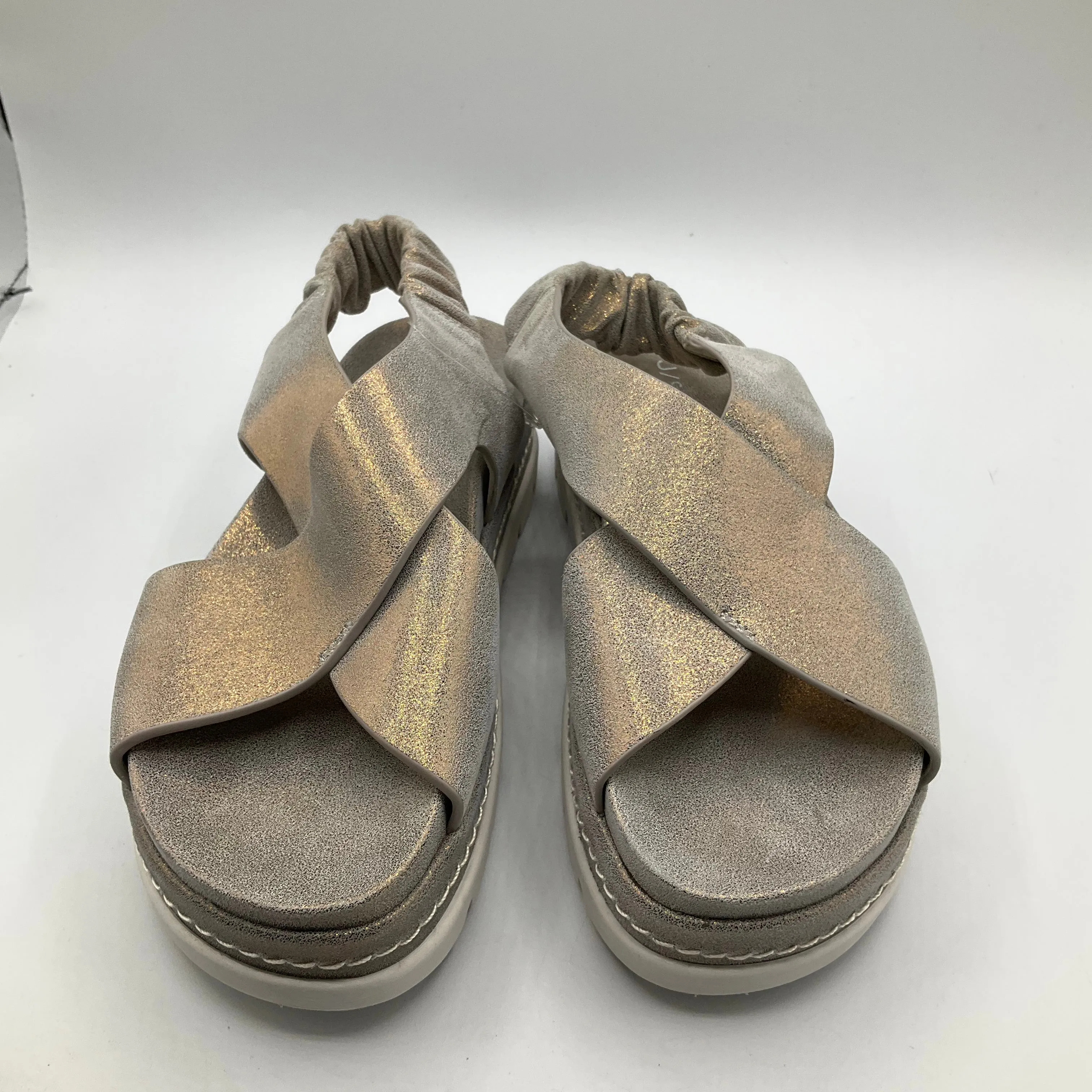 Sandals Flats By Cmb In Gold, Size: 5.5