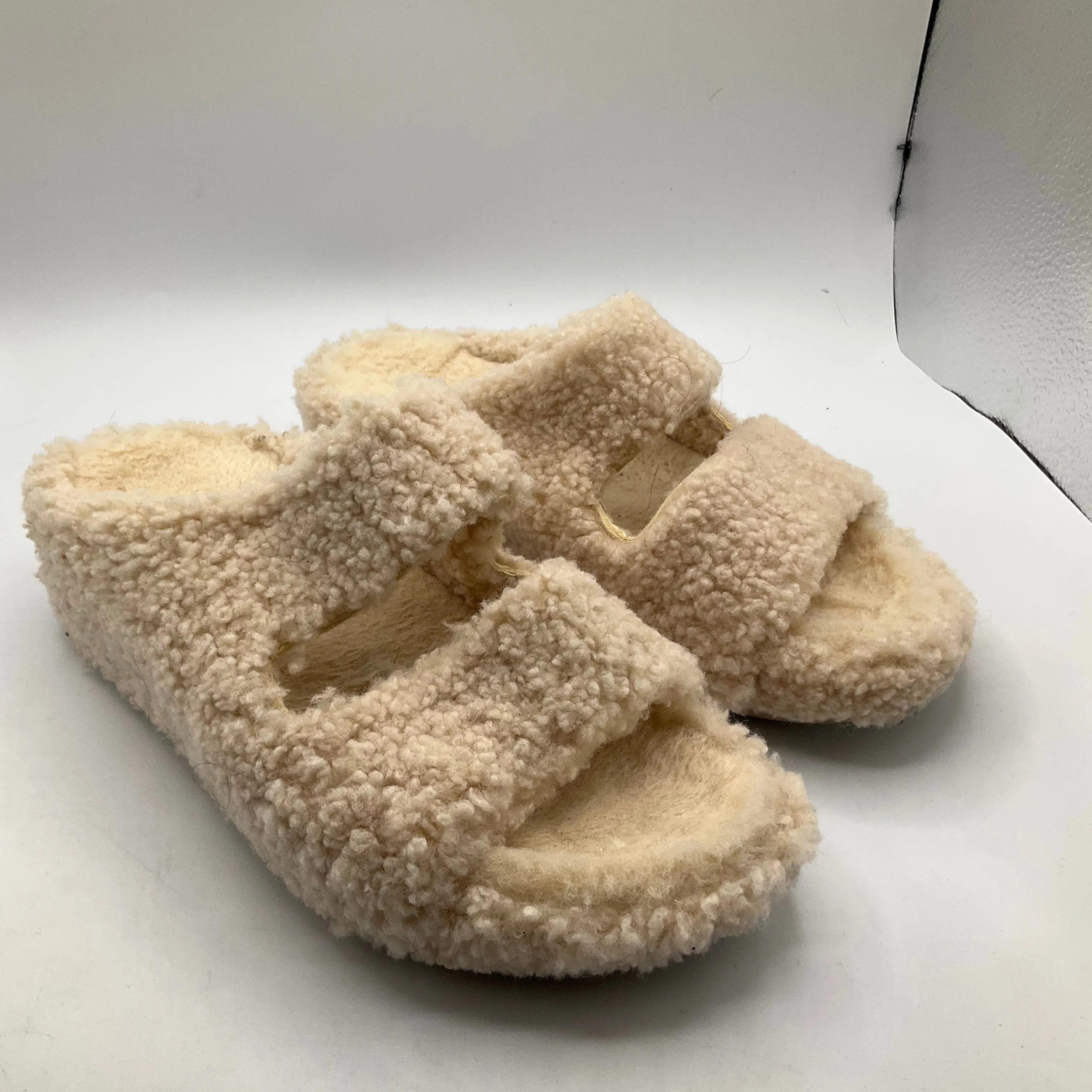 SANDALS FLATS by FITFLOP In CREAM, Size: 8
